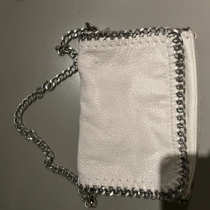 Tiamo väskor  - Säljer en vit tiamo väska köpt för 550kr för två år sedan den är sliten men inget som syns när väskan är på❤️