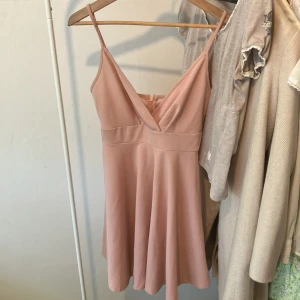 Klänning  - Älskar och ser så fin ut! Inga defekter. För fler bilder kan du kontakta mig. Kan sänka priset om det är en snabb affär. Är 164cm lång.