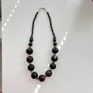 Chunky halsband med träkulor - Chunky halsband med träkulor. Coolt till sommarens outfits. Fint skick.