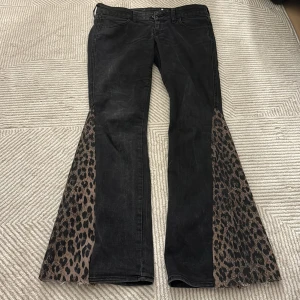 Lågmidjade leopardmönstrade jeans - Säljer dessa sjukt snygga och unika egensydda lågmidjade jeansen med leopardmönster🐆🐆 (spegeln är smutsig inte jeansen)