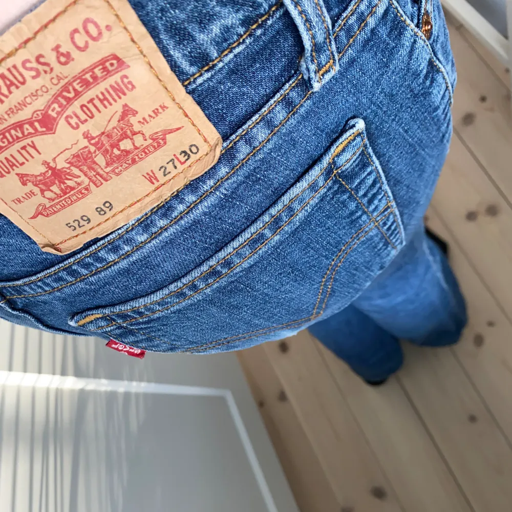 Säljer mina as snygga lågmidjade levis byxor. De är bootcut och de passar till allt! De har inga defekter förutom ett litet hål vid ena fickan som man ser på sista bilden. Köpte de för 900kr och säljer för 290! Skriv gärna vid frågor ❤️❤️. Jeans & Byxor.