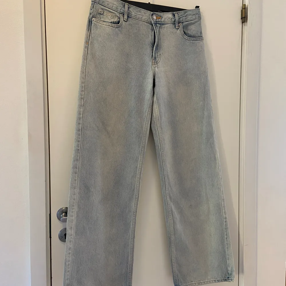 Ljusblå straightleg baggy jeans. Andvända men i fint skick. Säljer då jag tappat intresset💗. Jeans & Byxor.