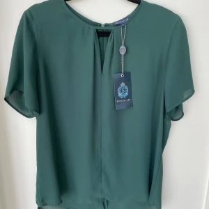 Grön blus - Jättefin grön blus! Ny med prislapp och nypris 400 kr!💕 Tveka inte och skriv vid frågor!!💕