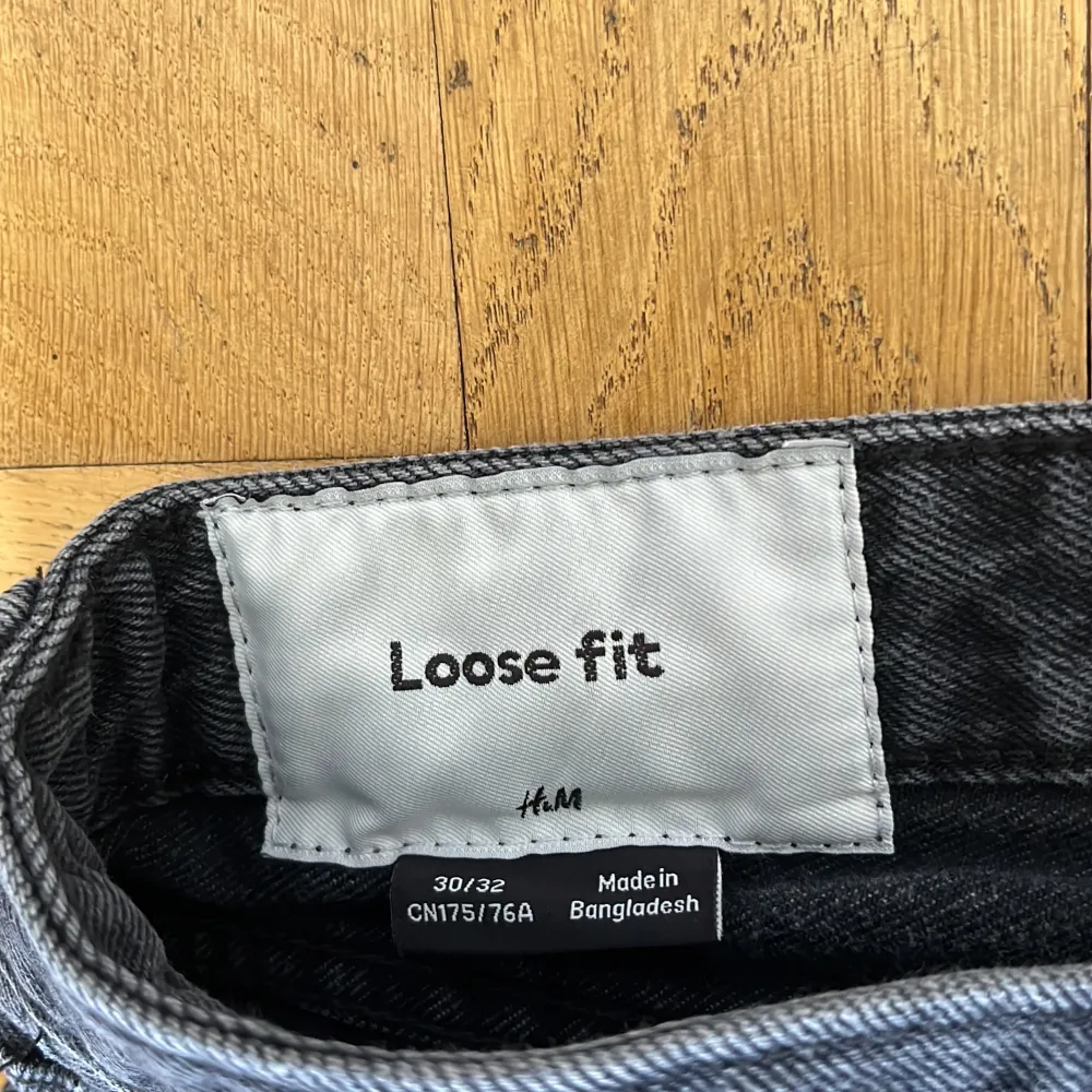 Det här är ett par snygga ”Loose-fit” jeans från H&M. De har använts ett antal gånger, men är ändå i användbart skick🔥. Jeans & Byxor.