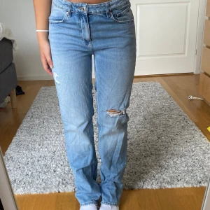Jeans Gina Tricot stl 164 - Jeans från Gina Tricot i storlek 164 passar även storlek 34/36 Rak passform, jag är 160 och dem är perfekta i längden Använda men inga defekter 