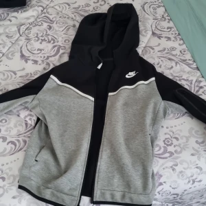 Nike tech kofta - Jättebra skick, grå och svart  PRIS DISKUTERAS, buda först