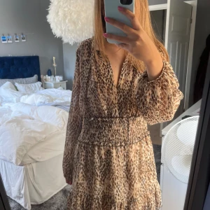 Klänning - Säljer nu min superfina zara klänning! Stl M men den är liten i storleken. Nyskick 🥰