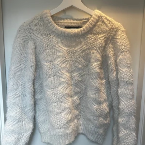 Stickad tröja - Stickad tröja från vero Moda, fint skick då den knappt är använd. Pris kan diskuteras