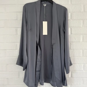 Satin klänning/kimono Arket - Satin Kimono/ Klänning från Arket i strl XS, men passar även S! Aldrig använd med prislapp kvar🤍 
