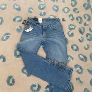 Jeans - Säljer nu dessa super coola jeans från Lee. Jätte coola men kommer ej till användning. Helt nya med tagg på