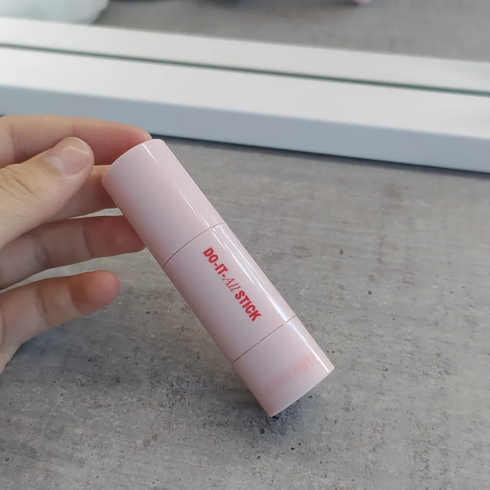 En Rosa do it all highlighter stick I shaden rose glow från H&m beauty. Använd fåtal gånger och är i bra skick. Köpt för 100 skriv gärna för fler bilder då min kamera inte vart så bra här 🫶💘. Skönhet.