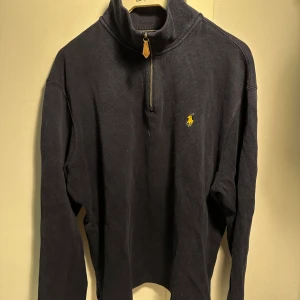 Ralph Lauren halfzip - Snygg halvzip från Ralph Lauren! Storleken är L men skulle söga att den passar M också🫡