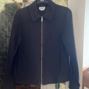 Weekday overhshirt  - Har använts väl, men har inga märken eller skador. Strorlek xs, perfekt för sena sommar kvällar.