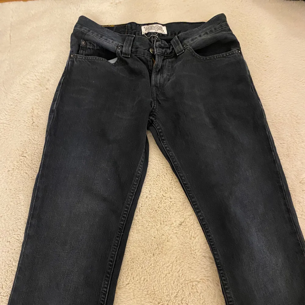 Säljer ett par jätte snygga lågmidjade jeans som tyvärr var för små för mig  W:30 L:32. Jeans & Byxor.