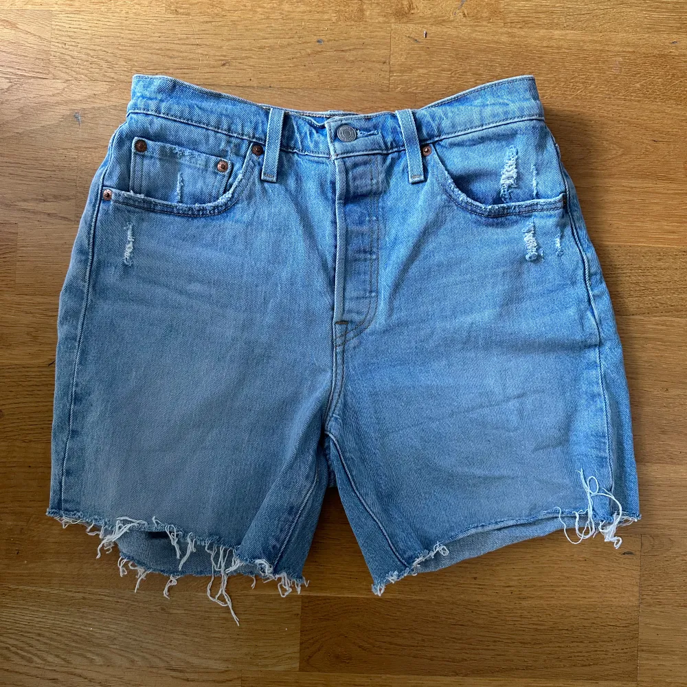 Säljer ett par jeansshorts från Levis.  De är i mycket fint skick.  Strl 28. Shorts.