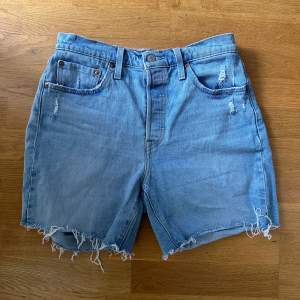 Säljer ett par jeansshorts från Levis.  De är i mycket fint skick.  Strl 28