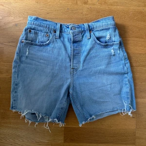 Levis jeansshorts - Säljer ett par jeansshorts från Levis.  De är i mycket fint skick.  Strl 28
