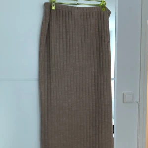 Kjol - En beige kjol som är för kort på mig. Storlek 0XL