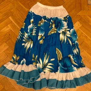 Thailändsk lång kjol🩵 - Den är endast prövad,jätte fin lågmidjad lång kjol den är från en marknad (den har inget märke) kjolen passar bäst om man är 146-152 pris kan diskuteras