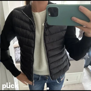 MONCLER CARDIGAN - Kollar intresse på min moncler cardiganen  i storlek M men passar mig som brukar ha Xs/ S💗💗( lånad bild) Kan mötas upp i Stockholm vi intresse💖💖💖 skriv om du har några frågor