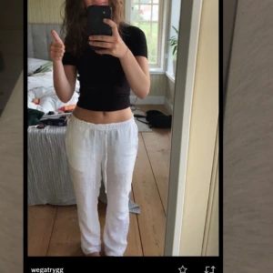 Linnebyxor  - Fina vita linnebyxor ifrån Chelsea köpta från Zalando i storlek 00. Skulle säga att de är ganska stora i storleken (00 motsvarar xxs/32) skulle säga att dessa sitter som ett par s. Är bra i längd på mig som är 1.70.  Köptes för 599kr, är i fint skick