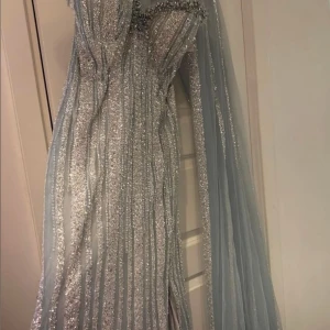 Festklänning👗 - Hej  Jag vill sälja min fina klänning som är i storlek 16 och den är oanvänd helt ny med nummer lapp jag har köpte den från se fashion i södertälje och den finns i söderby jag har kvitto . 