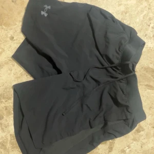 Under armour shorts - Underarmour shorts i storlek M med underställsunderlag