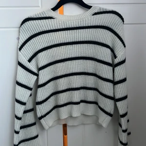 Stickad tröja - En fin randig stickad tröja som är använd några gånger. Men är i ett bra skick