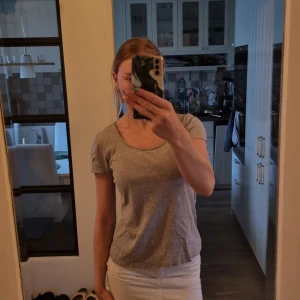 Figursydd T-shirt - Fint skick Inte thight men sitter fint runt kroppen