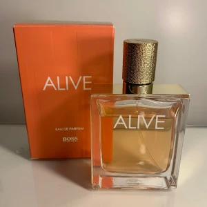 Hugo boss Alive edp 50ml - Mycket kvar, endast använt 10% av innehållet. Har alltid förvarats svalt och mörkt. Kommer med en passande snygg YSL kork istället pga förväxling när den kastades. Säljes för 550kr. Nypris 1295kr.  Omdömen finns på Vinted: Evyp19.