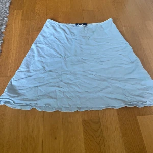 Kjol - Luftig, kort klockad kjol 