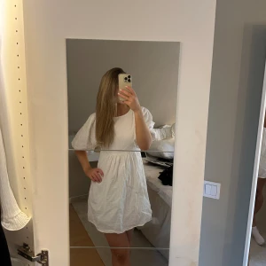 Vit sommarklänning  - Vit sommarkänning, perfekt till midsommar✨ Strl xs/s
