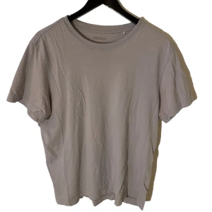 Grå T-shirt från Weekday - Grå T-shirt utan tryck knappt använd  medium storlek 100% bomull Weekday