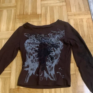 2000s slim tröja! - One tree hill’s Peyton Sawyers vibe! Aldrig använd. Den är i storlek M men kan passar mindre storlekar. Y2K