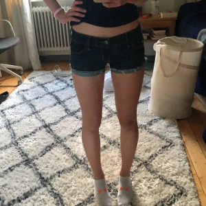 Hollister jeansshorts - Skitsnygga jeansshorts från hollister i storlek w25. Jättefina och jättebra skick💕💕 hör av er vid frågor eller intresse!💗