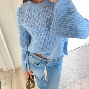 Blå stickad tröja  - Jättemysig och somrig  blå stickad tröja med slits längst armarna och magen🩵