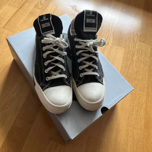 Rick owens x Converse - Ett par riktigt feta Rick skor som jag bara har använt 2-3 gånger, inköpta från (end) Skriv vid frågor/köp 