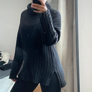 lång stickad tröja  - lång stickad ribbad tröja lite nopprig 