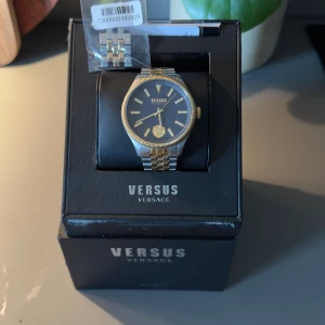 Versus Versace klocka - 45mm diameter, köpt på zalando i fiol använd ett fåtal gånger. Säljer den nu då jag inte använder klockor längre. Så gott som ny. Kvitto finns digitalt på begäran.