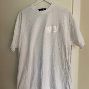 Raf Simons x Fred Perry Tee - Hej, säljer min feta T-shirt från Raf Simons X Fred Perry collaben. Den är i väldigt bra skick och storlek 42, vilket motsvarar Large ungefär. Hör av dig!