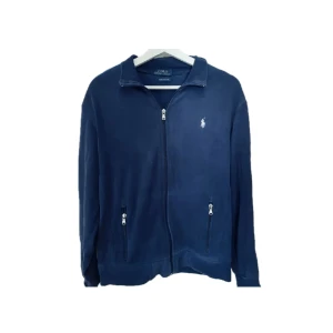 Ralph Lauren Performance - Polo Ralph Lauren Performance Tracksuit Navy blue, hade något litet litet hål vid labeln men är fixat. Storleken är M men passar M≈S. Skicket syns i bilderna🙌 Har du någon annan fråga ? Skicka Pm så svarar jag så snabbt jag kan!