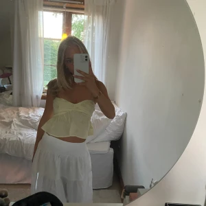 Gul Zara topp med grönt mönster - Använd en gång, normal/liten i storleken, slutsåld på hemsidan. 