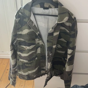 Militärgrön jeansjacka - Jättefin grön jeansjacka från Gina Tricot. 