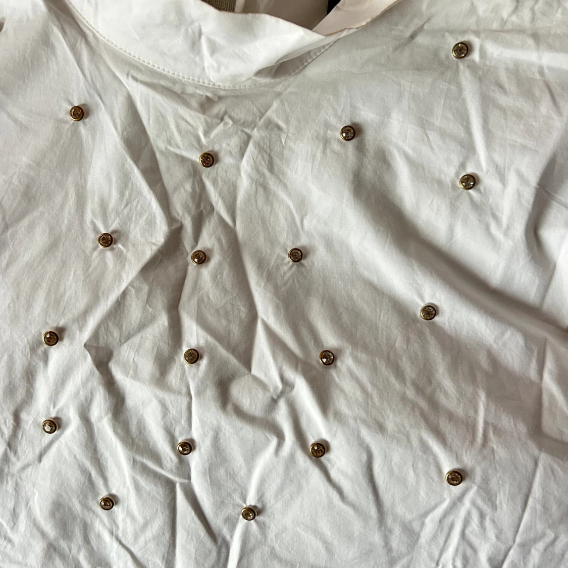 Vit skjorta med stenar 