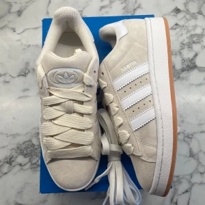 Adidas Campus 00s ”Wonder White Gum” - Helt nya och oanvända Adidas Campus 00s ”Wonder White Gum”. Storlek: 38 2/3. Pris: 1500+frakt. Skicka ett meddelande vid intresse! 