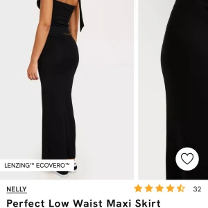 Svart långkjol  - Tajt svart långkjol från Nelly!  Tunn men inte genomskinlig, så perfekt att ha nu till sommaren❣️❣️ Säljer då jag tyvärr beställt en stolek för stor. Helt ny och köpt för 299kr och jag säljer för 199kr!! Storlek xs men sitter mer om en s
