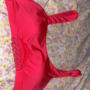 LIGHT PINK BIKINI TOP - MÖRK LJUS ROSA BIKINI TOP SÄLJS DÅ DEN INTE KOMMER TILL ANVÄNDNING DEN ÄR I FINT SICK INGET FEL, STORLEK MEDIUM💕😄