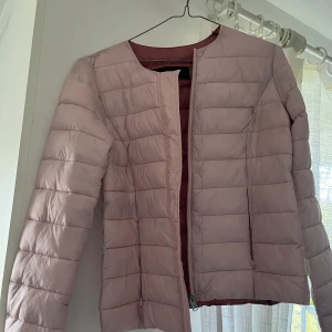 Dunjacka - Rosa dunjacka ifrån vero moda, helt oanvänd!