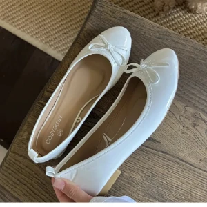 Ballerinaskor - Säljer dessa ballerinaskor som jag köpte här på plick! Skorna var lite små på mig så därför säljer jag de vidare🩷jättebra skick!!