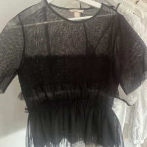 Meshtopp💘 - Jättefin svart Meshtopp med volang nertill från H&M💓 aldrig använt och i storlek 36